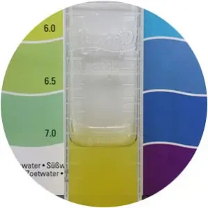 ph آب بعد از استفاده نئو مدیا سافت به عدد ۴ رسیده است (رنگ زرد تیره)